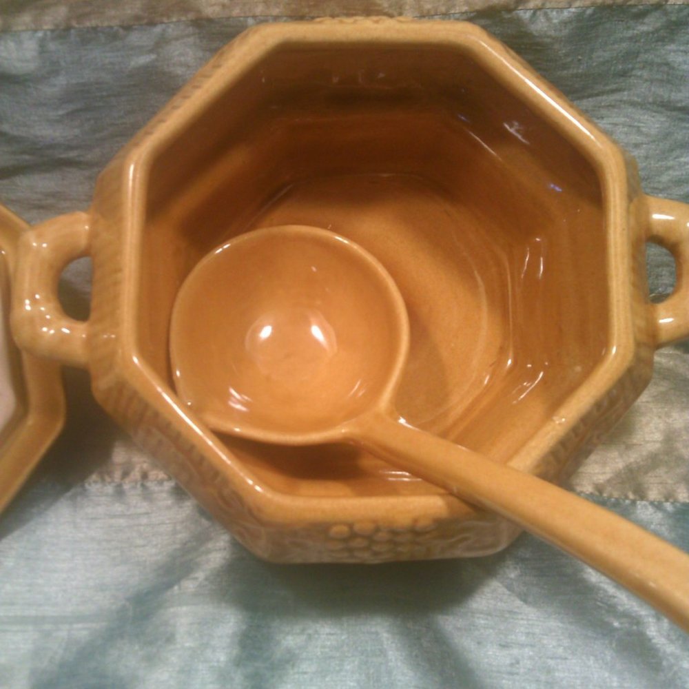 Vintage Golden Yellow Soup Tureen With Ladlle ( Marked Calif USA 410 ) - Picture 5 of 10